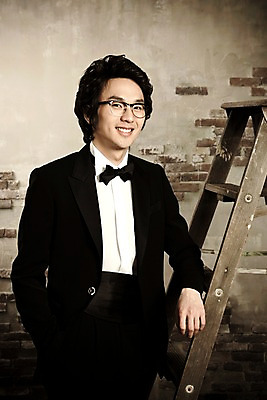 포토 JPG 옷 남자 포즈 신랑 결혼 사다리 나비넥타이 넥타이 실내 한명 서기 미소 웃음 사람 동양인 정장 턱시도 손짓 이벤트 상반신 20대 성인 앞모습 한국인 남자만 남자한명만 성인남자만 청년만 청년남자만 청년남자한명만 성인한명만 성인남자한명만 성인만 국내포토 1 잡화 뷰포인트 모션 표정 인종 청년 내부 도구 파일형식