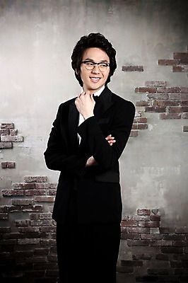 포토 JPG 옷 남자 포즈 신랑 결혼 나비넥타이 넥타이 실내 한명 서기 미소 웃음 사람 동양인 정장 턱시도 손짓 이벤트 20대 성인 앞모습 한국인 남자만 남자한명만 성인남자만 청년만 청년남자만 청년남자한명만 성인한명만 성인남자한명만 성인만 국내포토 1 잡화 뷰포인트 모션 표정 인종 청년 내부 파일형식