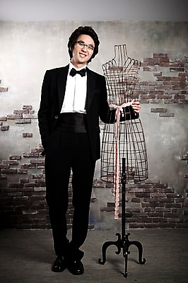 포토 JPG 전신 옷 남자 포즈 신랑 결혼 나비넥타이 넥타이 실내 한명 서기 미소 웃음 사람 동양인 정장 턱시도 손짓 이벤트 20대 성인 앞모습 한국인 마네킹 남자만 남자한명만 성인남자만 청년만 청년남자만 청년남자한명만 성인한명만 성인남자한명만 성인만 국내포토 1 잡화 뷰포인트 모션 표정 인종 청년 내부 파일형식