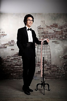 포토 JPG 전신 옷 남자 포즈 신랑 결혼 나비넥타이 넥타이 실내 한명 서기 미소 웃음 사람 동양인 정장 턱시도 손짓 이벤트 20대 성인 앞모습 한국인 마네킹 남자만 남자한명만 성인남자만 청년만 청년남자만 청년남자한명만 성인한명만 성인남자한명만 성인만 국내포토 1 잡화 뷰포인트 모션 표정 인종 청년 내부 파일형식