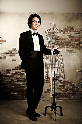 포토 JPG 전신 옷 남자 포즈 신랑 결혼 나비넥타이 넥타이 실내 한명 서기 미소 웃음 사람 동양인 정장 턱시도 손짓 이벤트 20대 성인 앞모습 한국인 마네킹 남자만 남자한명만 성인남자만 청년만 청년남자만 청년남자한명만 성인한명만 성인남자한명만 성인만 국내포토 1 잡화 뷰포인트 모션 표정 인종 청년 내부 파일형식