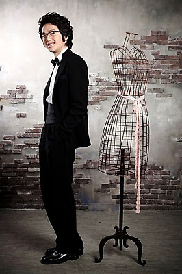 포토 JPG 전신 옷 남자 포즈 신랑 결혼 나비넥타이 넥타이 실내 한명 서기 미소 웃음 사람 동양인 정장 턱시도 손짓 이벤트 20대 성인 옆모습 한국인 마네킹 남자만 남자한명만 성인남자만 청년만 청년남자만 청년남자한명만 성인한명만 성인남자한명만 성인만 국내포토 1 잡화 뷰포인트 모션 표정 인종 청년 내부 파일형식