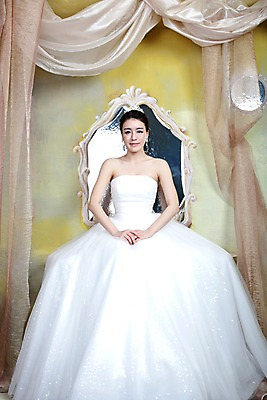 포토 JPG 전신 드레스 옷 여자 기념일 신부 웨딩드레스 포즈 결혼 장신구 왕관 실내 한명 사람 앉기 동양인 손짓 이벤트 20대 성인 앞모습 귀걸이 거울 한국인 커튼 보석 여자만 여자한명만 성인여자만 청년만 청년여자만 성인한명만 청년여자한명만 성인여자한명만 성인만 국내포토 1 뷰포인트 모션 인종 청년 내부 광석 파일형식