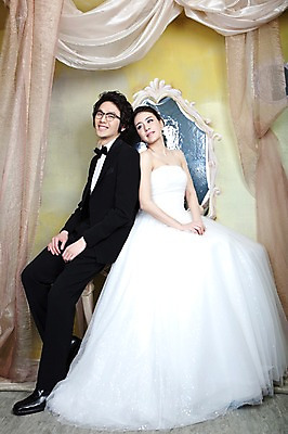 포토 JPG 전신 커플 드레스 여자 남자 신부 웨딩드레스 포즈 신랑 결혼 장신구 결혼식 넥타이 왕관 실내 미소 웃음 사람 앉기 동양인 정장 손짓 이벤트 20대 성인 두명 앞모습 귀걸이 거울 한국인 티아라 청년만 성인만 국내포토 잡화 옷 뷰포인트 관계 모션 표정 인종 청년 내부 파일형식