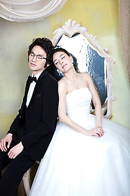 포토 JPG 전신 커플 드레스 여자 남자 신부 웨딩드레스 포즈 신랑 결혼 장신구 결혼식 넥타이 왕관 실내 사람 앉기 동양인 정장 손짓 이벤트 20대 성인 두명 앞모습 귀걸이 거울 한국인 티아라 청년만 성인만 국내포토 잡화 옷 뷰포인트 관계 모션 인종 청년 내부 파일형식