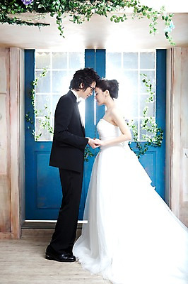 포토 JPG 전신 식물 커플 드레스 여자 남자 신부 웨딩드레스 포즈 신랑 결혼 잎 장신구 결혼식 왕관 실내 서기 사람 동양인 정장 손짓 이벤트 20대 성인 두명 옆모습 햇빛 문 마주보기 손잡기 귀걸이 한국인 티아라 청년만 성인만 국내포토 옷 뷰포인트 관계 모션 인종 청년 내부 태양 파일형식