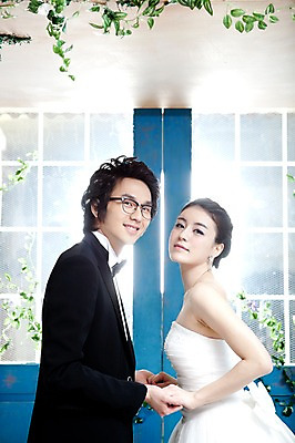 포토 JPG 식물 커플 드레스 여자 남자 신부 웨딩드레스 포즈 신랑 결혼 잎 장신구 결혼식 왕관 실내 서기 미소 웃음 사람 동양인 정장 손짓 이벤트 상반신 20대 성인 두명 옆모습 햇빛 문 귀걸이 한국인 티아라 청년만 성인만 국내포토 옷 뷰포인트 관계 모션 표정 인종 청년 내부 태양 파일형식