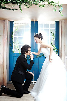 포토 JPG 전신 식물 커플 드레스 여자 남자 신부 웨딩드레스 포즈 신랑 결혼 프로포즈 잎 장신구 결혼식 왕관 키스 실내 서기 사람 앉기 동양인 정장 손짓 이벤트 20대 성인 두명 옆모습 햇빛 문 손잡기 귀걸이 한국인 티아라 청년만 성인만 국내포토 옷 뷰포인트 관계 모션 인종 청년 내부 태양 애정표현 파일형식