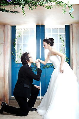 포토 JPG 전신 식물 커플 드레스 여자 남자 신부 웨딩드레스 포즈 신랑 결혼 프로포즈 잎 장신구 결혼식 왕관 키스 실내 서기 사람 앉기 동양인 정장 손짓 이벤트 20대 성인 두명 옆모습 햇빛 문 손잡기 귀걸이 한국인 티아라 청년만 성인만 국내포토 옷 뷰포인트 관계 모션 인종 청년 내부 태양 애정표현 파일형식