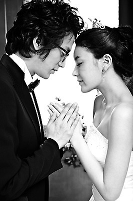 포토 JPG 커플 드레스 여자 남자 신부 웨딩드레스 포즈 신랑 결혼 장신구 결혼식 왕관 흑백 실내 미소 사람 동양인 정장 손짓 이벤트 상반신 20대 성인 두명 옆모습 눈감음 손잡기 귀걸이 한국인 기도 티아라 청년만 성인만 국내포토 옷 뷰포인트 관계 모션 촬영기법 표정 인종 청년 내부 파일형식