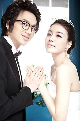 포토 JPG 커플 드레스 여자 남자 신부 웨딩드레스 포즈 신랑 결혼 장신구 결혼식 왕관 실내 미소 사람 동양인 정장 손짓 이벤트 상반신 20대 성인 두명 옆모습 손잡기 귀걸이 한국인 기도 티아라 청년만 성인만 국내포토 옷 뷰포인트 관계 모션 표정 인종 청년 내부 파일형식