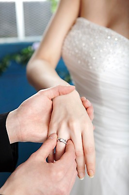 포토 JPG 손 커플 드레스 여자 남자 신부 웨딩드레스 포즈 신랑 결혼 프로포즈 장신구 결혼식 실내 사람 동양인 정장 손짓 이벤트 20대 성인 두명 신체부위 반지 보석 청년만 성인만 국내포토 옷 관계 모션 인종 청년 내부 광석 파일형식