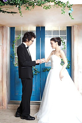 포토 JPG 전신 커플 드레스 여자 남자 신부 웨딩드레스 포즈 신랑 결혼 프로포즈 장신구 결혼식 왕관 실내 서기 사람 동양인 정장 턱시도 손짓 이벤트 20대 성인 두명 옆모습 문 귀걸이 한국인 반지 보석 티아라 청년만 성인만 국내포토 옷 뷰포인트 관계 모션 인종 청년 내부 광석 파일형식