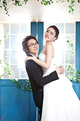 포토 JPG 커플 드레스 여자 남자 신부 웨딩드레스 포즈 신랑 결혼 장신구 안기 결혼식 왕관 실내 미소 웃음 사람 동양인 정장 턱시도 손짓 이벤트 상반신 20대 성인 두명 옆모습 햇빛 문 귀걸이 한국인 티아라 청년만 성인만 국내포토 옷 뷰포인트 관계 모션 표정 인종 청년 내부 태양 파일형식