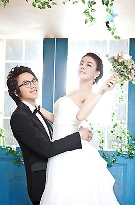 포토 JPG 식물 커플 드레스 여자 남자 꽃 신부 부케 웨딩드레스 포즈 신랑 결혼 장신구 안기 결혼식 왕관 실내 미소 웃음 사람 동양인 정장 턱시도 손짓 이벤트 상반신 20대 성인 두명 옆모습 햇빛 문 귀걸이 한국인 티아라 청년만 성인만 국내포토 옷 뷰포인트 꽃다발 관계 모션 표정 인종 청년 내부 태양 파일형식