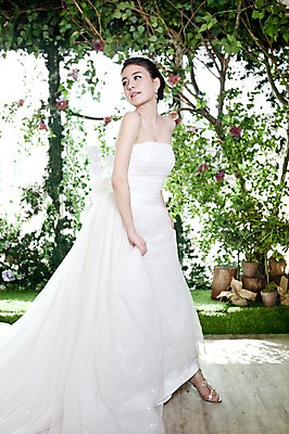 포토 JPG 전신 나무 식물 드레스 옷 여자 기념일 꽃 신부 웨딩드레스 포즈 결혼 잎 장신구 왕관 실내 한명 서기 사람 동양인 손짓 이벤트 20대 성인 옆모습 귀걸이 한국인 보석 티아라 여자만 여자한명만 성인여자만 청년만 청년여자만 성인한명만 청년여자한명만 성인여자한명만 성인만 국내포토 1 뷰포인트 모션 인종 청년 내부 광석 파일형식