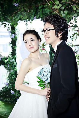 포토 JPG 식물 커플 드레스 여자 남자 꽃 신부 부케 웨딩드레스 포즈 신랑 결혼 잎 장신구 결혼식 왕관 실내 미소 웃음 사람 동양인 정장 턱시도 손짓 이벤트 상반신 20대 성인 두명 옆모습 귀걸이 한국인 티아라 청년만 성인만 국내포토 옷 뷰포인트 꽃다발 관계 모션 표정 인종 청년 내부 파일형식