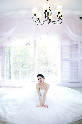 포토 JPG 전신 드레스 옷 여자 기념일 신부 웨딩드레스 포즈 결혼 장신구 창문 왕관 전등 조명 실내 한명 미소 웃음 사람 앉기 동양인 손짓 이벤트 20대 성인 앞모습 귀걸이 한국인 커튼 보석 티아라 여자만 여자한명만 성인여자만 청년만 청년여자만 성인한명만 청년여자한명만 성인여자한명만 성인만 국내포토 1 뷰포인트 모션 표정 인종 청년 내부 광석 파일형식