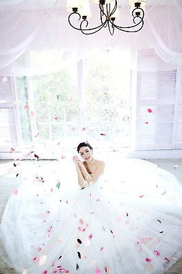 포토 JPG 전신 드레스 옷 여자 기념일 꽃잎 신부 웨딩드레스 포즈 결혼 장신구 창문 왕관 전등 조명 실내 한명 미소 웃음 사람 앉기 동양인 손짓 이벤트 20대 성인 앞모습 귀걸이 한국인 커튼 보석 티아라 꽃가루 여자만 여자한명만 성인여자만 청년만 청년여자만 성인한명만 청년여자한명만 성인여자한명만 성인만 국내포토 1 꽃 뷰포인트 모션 표정 인종 청년 내부 광석 가루 파일형식