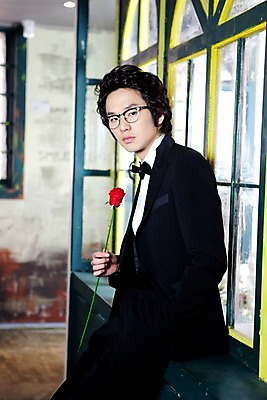 포토 JPG 식물 옷 남자 꽃 포즈 신랑 결혼 창문 나비넥타이 넥타이 실내 한명 서기 사람 동양인 정장 턱시도 손짓 이벤트 상반신 20대 성인 옆모습 장미 한국인 남자만 남자한명만 성인남자만 청년만 청년남자만 청년남자한명만 성인한명만 성인남자한명만 성인만 국내포토 1 잡화 뷰포인트 모션 인종 청년 내부 파일형식