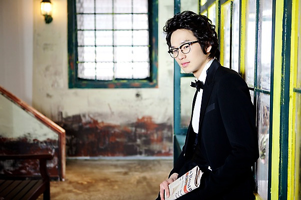 포토 JPG 옷 남자 포즈 신랑 결혼 창문 나비넥타이 넥타이 실내 한명 서기 사람 동양인 정장 턱시도 손짓 이벤트 상반신 20대 성인 옆모습 한국인 신문 남자만 남자한명만 성인남자만 청년만 청년남자만 청년남자한명만 성인한명만 성인남자한명만 성인만 국내포토 1 잡화 뷰포인트 모션 인종 청년 내부 간행물 뉴스 파일형식