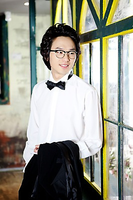 포토 JPG 옷 남자 포즈 신랑 결혼 셔츠 와이셔츠 창문 나비넥타이 넥타이 실내 한명 서기 미소 웃음 사람 동양인 정장 턱시도 손짓 이벤트 상반신 20대 성인 앞모습 한국인 남자만 남자한명만 성인남자만 청년만 청년남자만 청년남자한명만 성인한명만 성인남자한명만 성인만 국내포토 1 잡화 뷰포인트 상의 모션 표정 인종 청년 내부 파일형식