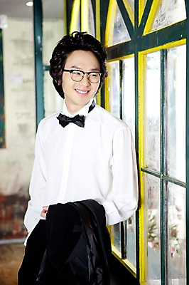 포토 JPG 옷 남자 포즈 신랑 결혼 셔츠 와이셔츠 창문 나비넥타이 넥타이 실내 한명 서기 미소 웃음 사람 동양인 정장 턱시도 손짓 이벤트 상반신 20대 성인 앞모습 한국인 남자만 남자한명만 성인남자만 청년만 청년남자만 청년남자한명만 성인한명만 성인남자한명만 성인만 국내포토 1 잡화 뷰포인트 상의 모션 표정 인종 청년 내부 파일형식