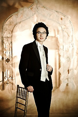 포토 JPG 전신 옷 남자 포즈 신랑 결혼 의자 넥타이 실내 한명 서기 사람 동양인 정장 턱시도 손짓 이벤트 20대 성인 앞모습 한국인 남자만 남자한명만 성인남자만 청년만 청년남자만 청년남자한명만 성인한명만 성인남자한명만 성인만 국내포토 1 잡화 뷰포인트 가구 모션 인종 청년 내부 파일형식