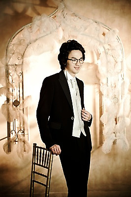 포토 JPG 전신 옷 남자 포즈 신랑 결혼 의자 넥타이 실내 한명 서기 미소 웃음 사람 동양인 정장 턱시도 손짓 이벤트 20대 성인 앞모습 한국인 남자만 남자한명만 성인남자만 청년만 청년남자만 청년남자한명만 성인한명만 성인남자한명만 성인만 국내포토 1 잡화 뷰포인트 가구 모션 표정 인종 청년 내부 파일형식