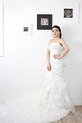 포토 JPG 전신 드레스 옷 여자 기념일 신부 웨딩드레스 포즈 액자 결혼 장신구 왕관 실내 한명 서기 사람 동양인 손짓 이벤트 20대 성인 앞모습 귀걸이 한국인 보석 티아라 여자만 여자한명만 성인여자만 청년만 청년여자만 성인한명만 청년여자한명만 성인여자한명만 성인만 국내포토 1 뷰포인트 모션 인종 청년 내부 광석 파일형식