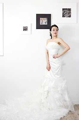 포토 JPG 전신 드레스 옷 여자 기념일 신부 웨딩드레스 포즈 액자 결혼 장신구 왕관 실내 한명 서기 사람 동양인 손짓 이벤트 20대 성인 앞모습 귀걸이 한국인 보석 티아라 여자만 여자한명만 성인여자만 청년만 청년여자만 성인한명만 청년여자한명만 성인여자한명만 성인만 국내포토 1 뷰포인트 모션 인종 청년 내부 광석 파일형식