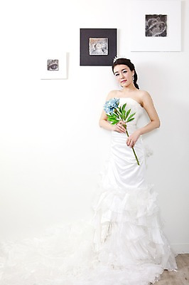 포토 JPG 전신 식물 드레스 옷 여자 기념일 꽃 신부 부케 웨딩드레스 포즈 액자 결혼 장신구 왕관 실내 한명 서기 사람 동양인 손짓 이벤트 20대 성인 앞모습 귀걸이 한국인 보석 티아라 여자만 여자한명만 성인여자만 청년만 청년여자만 성인한명만 청년여자한명만 성인여자한명만 성인만 국내포토 1 뷰포인트 꽃다발 모션 인종 청년 내부 광석 파일형식