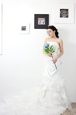 포토 JPG 전신 식물 드레스 옷 여자 기념일 꽃 신부 부케 웨딩드레스 포즈 액자 결혼 장신구 왕관 실내 한명 서기 사람 동양인 손짓 이벤트 20대 성인 앞모습 귀걸이 한국인 보석 티아라 여자만 여자한명만 성인여자만 청년만 청년여자만 성인한명만 청년여자한명만 성인여자한명만 성인만 국내포토 1 뷰포인트 꽃다발 모션 인종 청년 내부 광석 파일형식