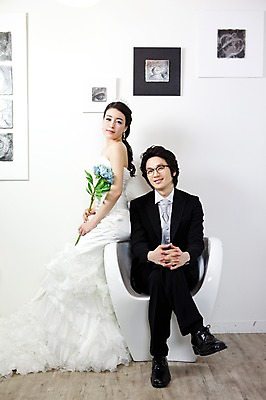 포토 JPG 전신 식물 커플 드레스 여자 남자 꽃 신부 웨딩드레스 포즈 액자 신랑 결혼 의자 장신구 결혼식 넥타이 왕관 실내 미소 웃음 사람 앉기 동양인 정장 턱시도 손짓 이벤트 20대 성인 두명 앞모습 귀걸이 한국인 티아라 청년만 성인만 국내포토 잡화 옷 뷰포인트 가구 관계 모션 표정 인종 청년 내부 파일형식