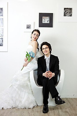 포토 JPG 전신 식물 커플 드레스 여자 남자 꽃 신부 웨딩드레스 포즈 액자 신랑 결혼 의자 장신구 결혼식 넥타이 왕관 실내 미소 웃음 사람 앉기 동양인 정장 턱시도 손짓 이벤트 20대 성인 두명 앞모습 귀걸이 한국인 티아라 청년만 성인만 국내포토 잡화 옷 뷰포인트 가구 관계 모션 표정 인종 청년 내부 파일형식