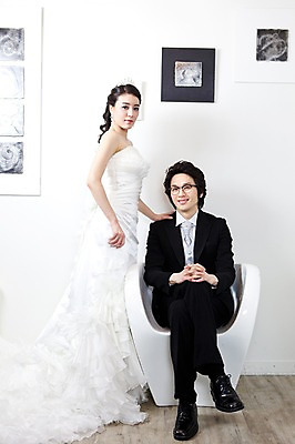 포토 JPG 전신 커플 드레스 여자 남자 신부 웨딩드레스 포즈 액자 신랑 결혼 의자 장신구 결혼식 넥타이 왕관 실내 서기 미소 웃음 사람 앉기 동양인 정장 턱시도 손짓 이벤트 20대 성인 두명 귀걸이 한국인 티아라 청년만 성인만 국내포토 잡화 옷 가구 관계 모션 표정 인종 청년 내부 파일형식