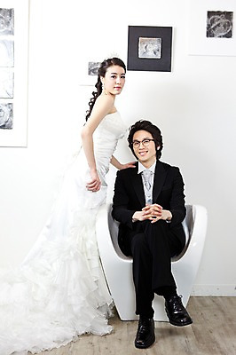 포토 JPG 전신 커플 드레스 여자 남자 신부 웨딩드레스 포즈 액자 신랑 결혼 의자 장신구 결혼식 넥타이 왕관 실내 서기 미소 웃음 사람 앉기 동양인 정장 턱시도 손짓 이벤트 20대 성인 두명 귀걸이 한국인 티아라 청년만 성인만 국내포토 잡화 옷 가구 관계 모션 표정 인종 청년 내부 파일형식