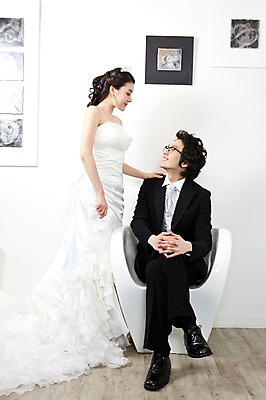 포토 JPG 전신 커플 드레스 여자 남자 신부 웨딩드레스 포즈 액자 신랑 결혼 의자 장신구 결혼식 넥타이 왕관 실내 서기 미소 웃음 사람 앉기 동양인 정장 턱시도 손짓 이벤트 20대 성인 두명 옆모습 마주보기 귀걸이 한국인 티아라 청년만 성인만 국내포토 잡화 옷 뷰포인트 가구 관계 모션 표정 인종 청년 내부 파일형식