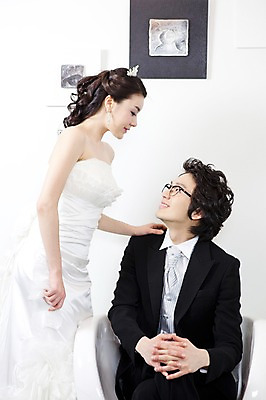 포토 JPG 전신 커플 드레스 여자 남자 신부 웨딩드레스 포즈 액자 신랑 결혼 의자 장신구 결혼식 넥타이 왕관 실내 서기 미소 웃음 사람 앉기 동양인 정장 턱시도 손짓 이벤트 20대 성인 두명 옆모습 마주보기 귀걸이 한국인 티아라 청년만 성인만 국내포토 잡화 옷 뷰포인트 가구 관계 모션 표정 인종 청년 내부 파일형식