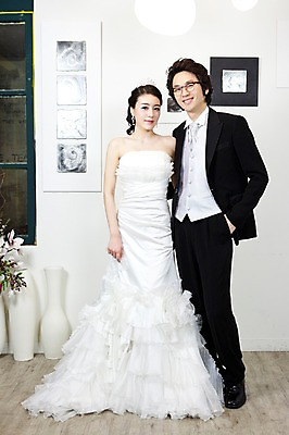 포토 JPG 전신 커플 드레스 여자 남자 신부 웨딩드레스 포즈 액자 신랑 결혼 장신구 결혼식 넥타이 왕관 실내 서기 미소 웃음 사람 동양인 정장 턱시도 손짓 이벤트 20대 성인 두명 앞모습 꽃병 귀걸이 한국인 티아라 청년만 성인만 국내포토 잡화 옷 꽃 뷰포인트 관계 모션 표정 인종 청년 내부 파일형식