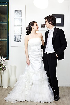 포토 JPG 전신 커플 드레스 여자 남자 신부 웨딩드레스 포즈 액자 신랑 결혼 장신구 결혼식 넥타이 왕관 실내 서기 미소 웃음 사람 동양인 정장 턱시도 손짓 이벤트 20대 성인 두명 앞모습 마주보기 팔짱 꽃병 귀걸이 한국인 티아라 청년만 성인만 국내포토 잡화 옷 꽃 뷰포인트 관계 모션 표정 인종 청년 내부 파일형식