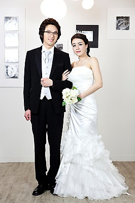 포토 JPG 전신 식물 커플 드레스 여자 남자 꽃 신부 부케 웨딩드레스 포즈 액자 신랑 결혼 장신구 결혼식 넥타이 왕관 실내 서기 미소 웃음 사람 동양인 정장 턱시도 손짓 이벤트 20대 성인 두명 앞모습 팔짱 귀걸이 한국인 티아라 청년만 성인만 국내포토 잡화 옷 뷰포인트 꽃다발 관계 모션 표정 인종 청년 내부 파일형식