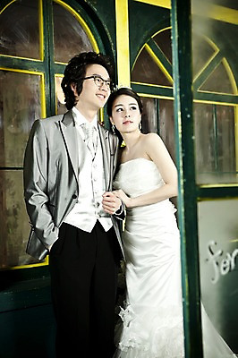 포토 JPG 전신 커플 드레스 여자 남자 신부 웨딩드레스 포즈 신랑 결혼 장신구 결혼식 넥타이 왕관 실내 서기 미소 웃음 사람 동양인 정장 턱시도 손짓 이벤트 20대 성인 두명 앞모습 문 팔짱 귀걸이 한국인 티아라 청년만 성인만 국내포토 잡화 옷 뷰포인트 관계 모션 표정 인종 청년 내부 파일형식