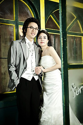 포토 JPG 전신 커플 드레스 여자 남자 신부 웨딩드레스 포즈 신랑 결혼 장신구 결혼식 넥타이 왕관 실내 서기 미소 웃음 사람 동양인 정장 턱시도 손짓 이벤트 20대 성인 두명 앞모습 문 팔짱 귀걸이 한국인 티아라 청년만 성인만 국내포토 잡화 옷 뷰포인트 관계 모션 표정 인종 청년 내부 파일형식