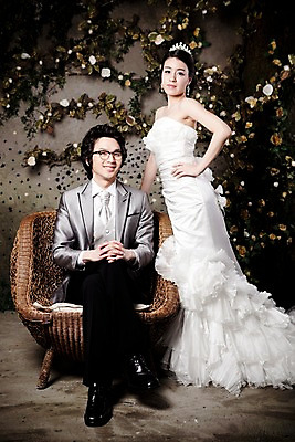 포토 JPG 전신 커플 드레스 여자 남자 신부 웨딩드레스 포즈 신랑 결혼 의자 장신구 결혼식 넥타이 왕관 실내 서기 미소 웃음 사람 앉기 동양인 정장 턱시도 손짓 이벤트 20대 성인 두명 귀걸이 한국인 티아라 청년만 성인만 국내포토 잡화 옷 가구 관계 모션 표정 인종 청년 내부 파일형식