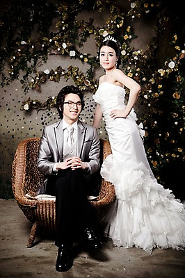 포토 JPG 전신 커플 드레스 여자 남자 신부 웨딩드레스 포즈 신랑 결혼 의자 장신구 결혼식 넥타이 왕관 실내 서기 미소 웃음 사람 앉기 동양인 정장 턱시도 손짓 이벤트 20대 성인 두명 귀걸이 한국인 티아라 청년만 성인만 국내포토 잡화 옷 가구 관계 모션 표정 인종 청년 내부 파일형식