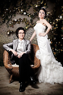 포토 JPG 전신 커플 드레스 여자 남자 신부 웨딩드레스 포즈 신랑 결혼 의자 장신구 결혼식 넥타이 왕관 실내 서기 미소 웃음 사람 앉기 동양인 정장 턱시도 손짓 이벤트 20대 성인 두명 귀걸이 한국인 티아라 청년만 성인만 국내포토 잡화 옷 가구 관계 모션 표정 인종 청년 내부 파일형식