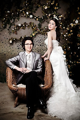 포토 JPG 전신 커플 드레스 여자 남자 신부 웨딩드레스 포즈 신랑 결혼 의자 장신구 결혼식 넥타이 왕관 실내 서기 미소 웃음 사람 앉기 동양인 정장 턱시도 손짓 이벤트 20대 성인 두명 귀걸이 한국인 티아라 청년만 성인만 국내포토 잡화 옷 가구 관계 모션 표정 인종 청년 내부 파일형식