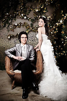 포토 JPG 전신 커플 드레스 여자 남자 신부 웨딩드레스 포즈 신랑 결혼 의자 장신구 결혼식 넥타이 왕관 실내 서기 미소 웃음 사람 앉기 동양인 정장 턱시도 손짓 이벤트 20대 성인 두명 귀걸이 한국인 티아라 청년만 성인만 국내포토 잡화 옷 가구 관계 모션 표정 인종 청년 내부 파일형식