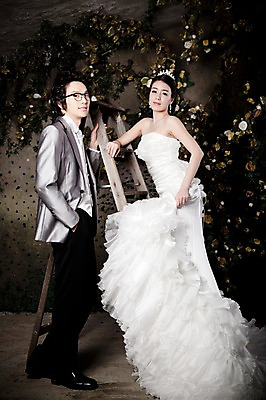 포토 JPG 커플 여자 남자 신부 포즈 신랑 결혼 실내 사람 동양인 손짓 20대 성인 두명 한국인 청년만 성인만 국내포토 관계 모션 인종 이벤트 청년 내부 파일형식